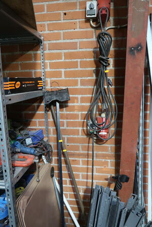 Forlængerledning, gasflaske, stol, div. Varelager m.m.