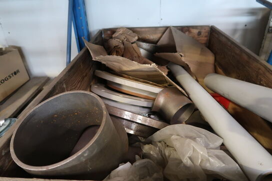 Palle med div. Reservedele og varelager