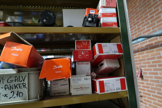 4 fag lagerreoler med div. Varelager og reservedele