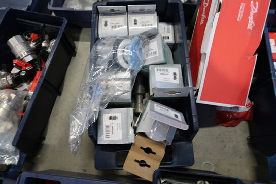 Div. Plastikkasser med varelager og reservedele