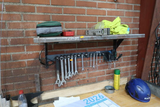 Arbejdsbord med div. Værktøj m.m.