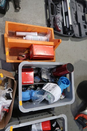 5 stk. kasser med div. Værktøj og varelager