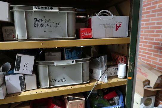 4 fag lagerreoler med div. Varelager og reservedele