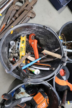 4 stk. spande med div. Værktøj m.m.