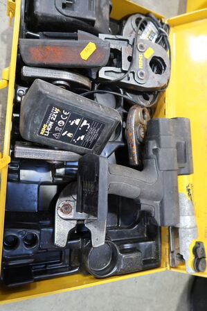 Akku radialpresse REMS 578001 med 2 stk. batterier og lader og div. Pressekæber