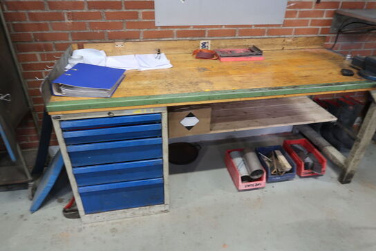 Arbejdsbord med skruestik samt div. Værktøj