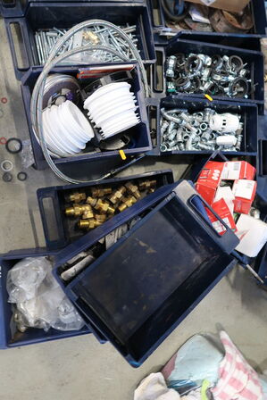 Div. Plastikkasser med varelager og reservedele