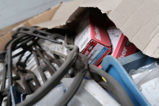 Palle med div. Reservedele og varelager