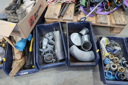 Div. Plastikkasser med værktøj og varelager