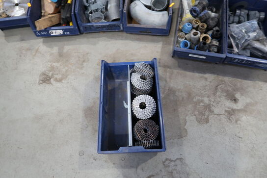 Div. Plastikkasser med værktøj og varelager