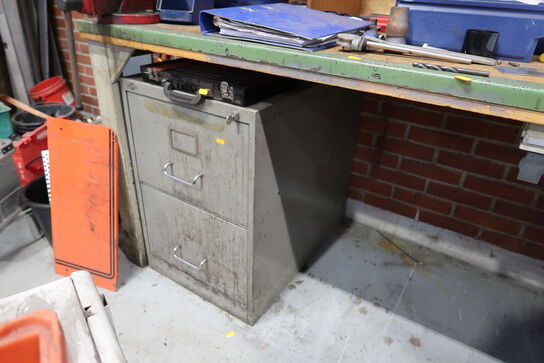 Stålskab med indhold