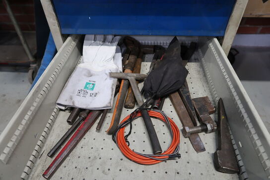 Arbejdsbord med skruestik samt div. Værktøj