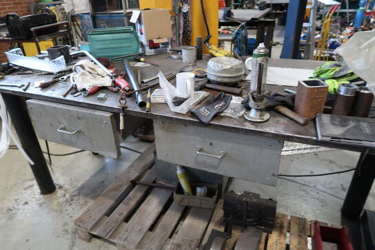 Svejsebord med div. Værktøj og varelager