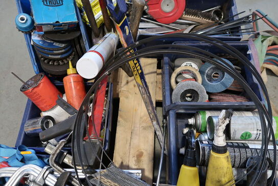 Palle med div. Værktøj, plejemidler m.m.