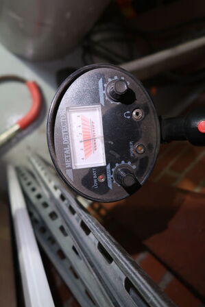 Forlængerledning, gasflaske, stol, div. Varelager m.m.