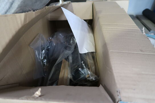 Palle med div. Reservedele og varelager