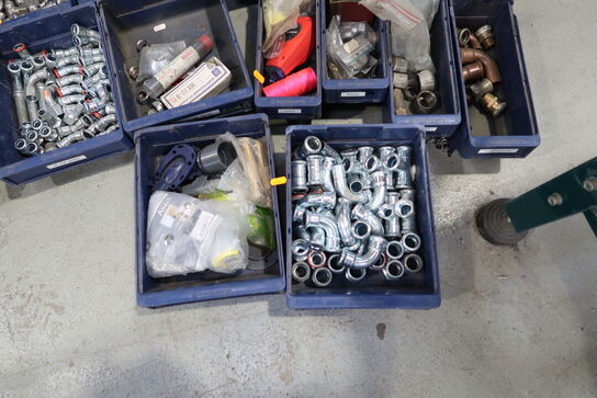 Div. Plastikkasser med varelager og reservedele