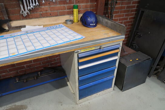 Arbejdsbord med div. Værktøj m.m.