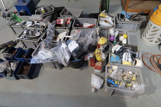 Div. Plastikkasser med varelager og reservedele