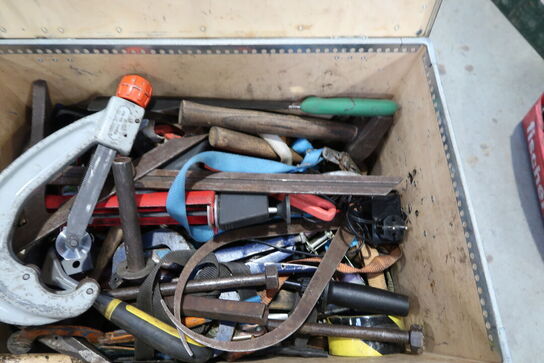 Opbevaringkasse med div. Værktøj m.m.