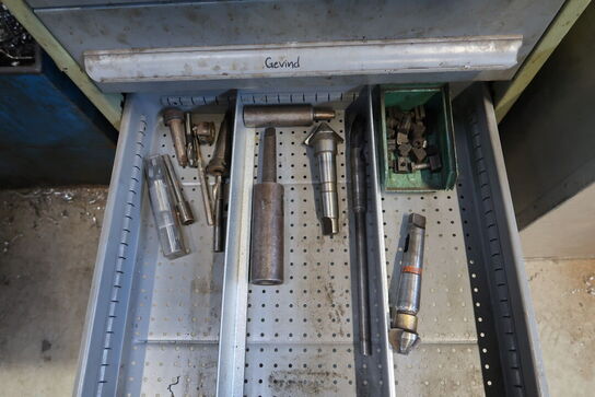 Arbejdsbord med 2 stk. stålskabe med div. Bor m.m.