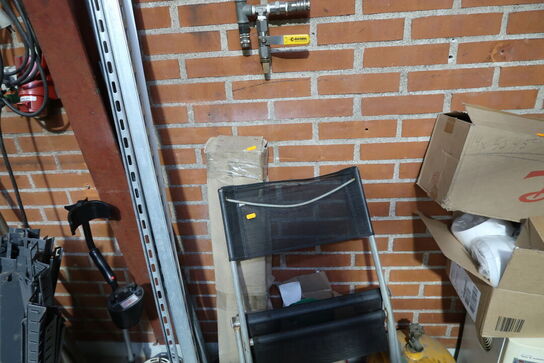 Forlængerledning, gasflaske, stol, div. Varelager m.m.