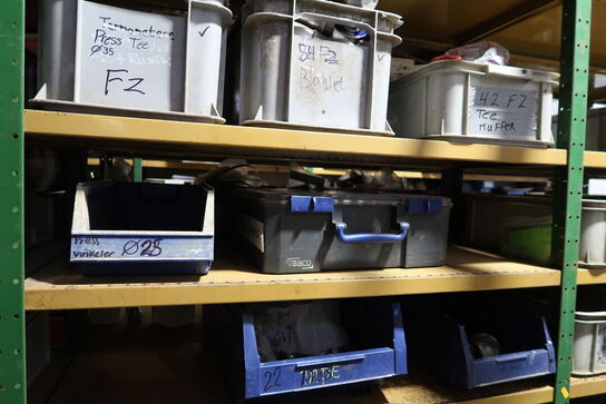 4 fag lagerreoler med div. Varelager og reservedele