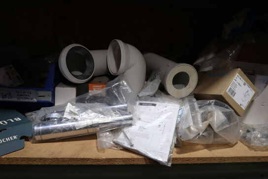 Pallereol med div. Varelager og reservedele