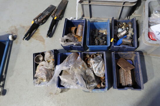 Div. Plastikkasser med varelager og reservedele