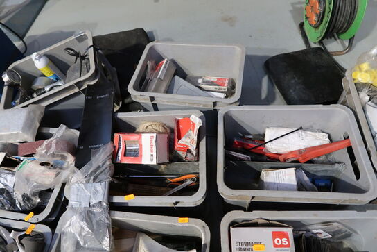 Div. Plastikkasser med varelager og reservedele