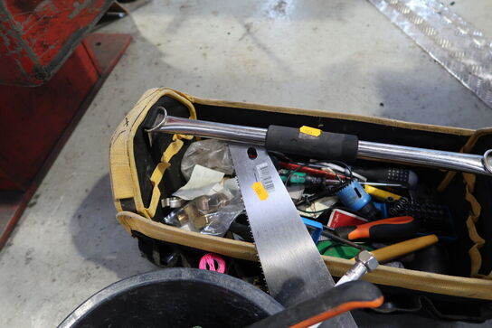 Spand samt værktøjstaske med div. Værktøj