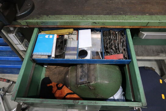 Arbejdsbord med skruestik samt div. Værktøj