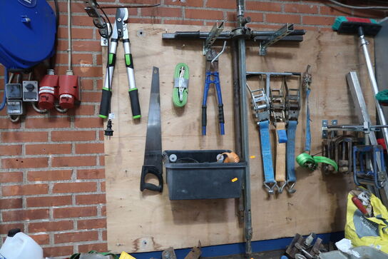 Arbejdsbord med skruestik samt div. værktøj