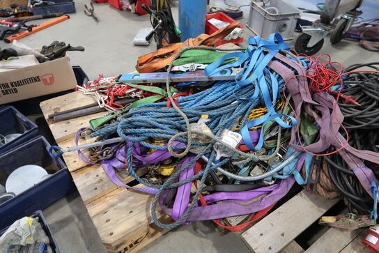 Palle med div. Værktøj, løftestroppe m.m.