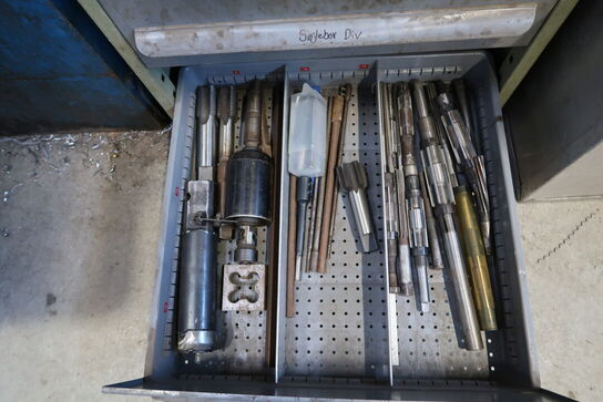 Arbejdsbord med 2 stk. stålskabe med div. Bor m.m.