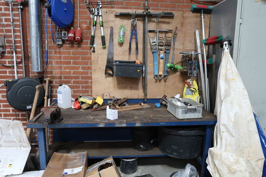 Arbejdsbord med skruestik samt div. værktøj