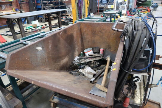 Vippecontainer med indhold