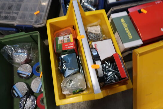 Div. Kasser med reservedele og varelager