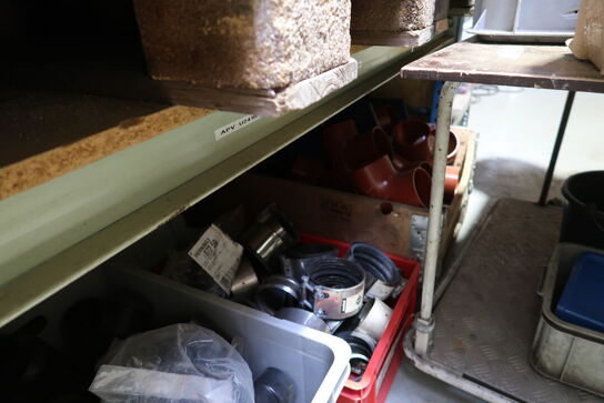 Pallereol med div. Varelager og reservedele