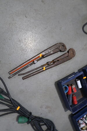 2 stk. rørtænger samt forlængerledning