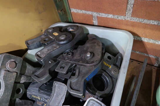 Kasse med div. Pressekæber