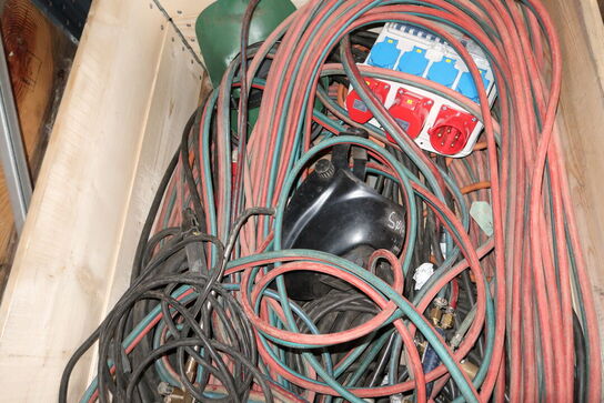 Palle med svejseslanger, svejsemaske m.m.