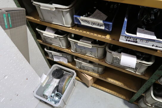 4 fag lagerreoler med div. Varelager og reservedele