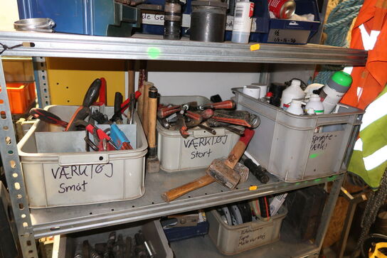 Lagerreol med div. Værktøj m.m.