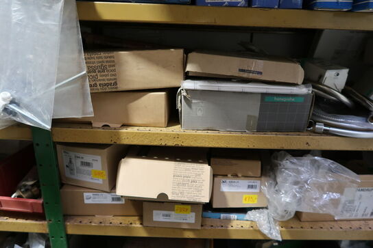 1 fag lagerreol med div. Armaturer HANS GROHE m.fl.