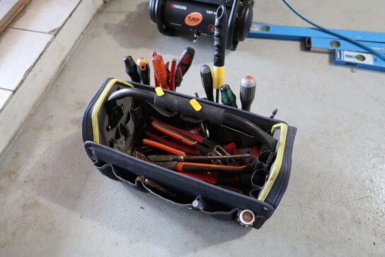 Værktøjstaske med div. Værktøj m.m.