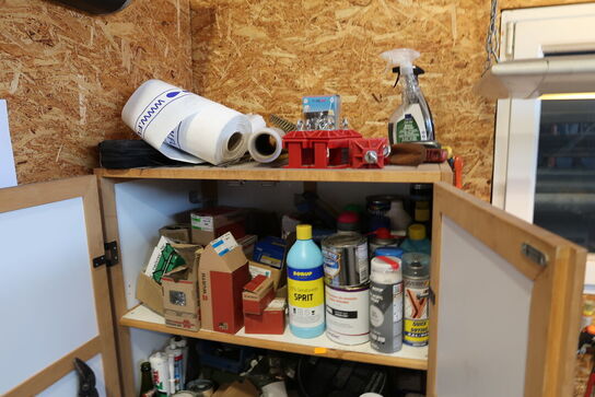 Skab med div. Plejemidler og værktøj m.m.