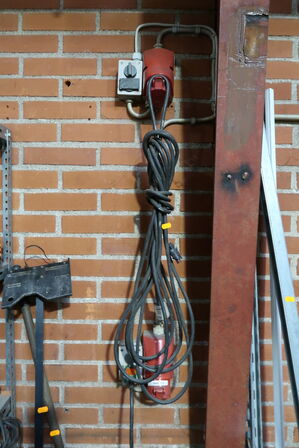 Forlængerledning, gasflaske, stol, div. Varelager m.m.