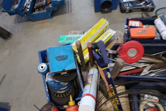 Palle med div. Værktøj, plejemidler m.m.