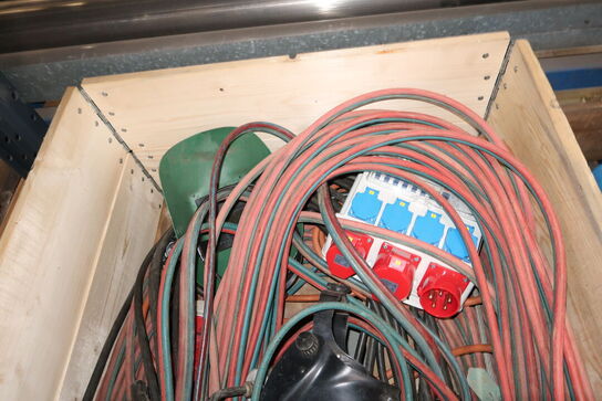 Palle med svejseslanger, svejsemaske m.m.